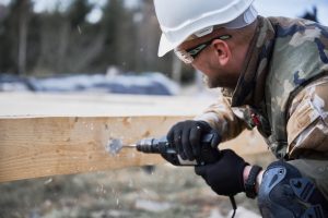 Comment préparer ses outils et son atelier pour l’hiver : règles d’entretien simples