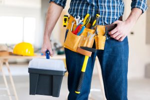 Planification d’une rénovation : Utilisation combinée d’outils électriques, d’instruments de mesure et d’une perceuse